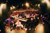 ファンと記念撮影するHOWL BE QUIET。（撮影：山川哲矢）