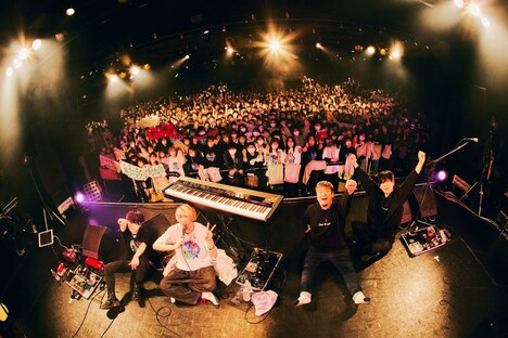 ファンと記念撮影するHOWL BE QUIET。(撮影:山川哲矢)