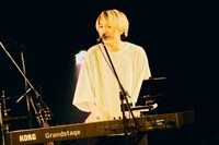 竹縄航太（Vo, G, Piano）（撮影：山川哲矢）