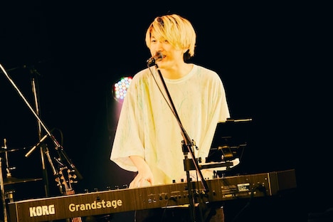 竹縄航太(Vo, G, Piano)(撮影:山川哲矢)