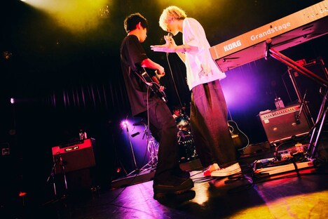 左から黒木健志(G)、竹縄航太(Vo, G, Piano)。(撮影:山川哲矢)