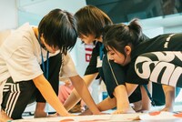 ツイスター対決の様子。