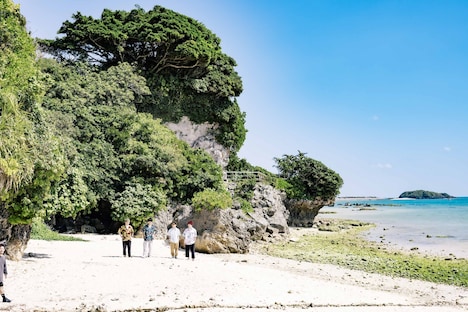 百名ビーチを歩く04 Limited Sazabys。(撮影:藤井拓)