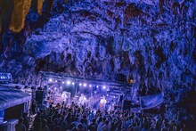 ガンガラーの谷での04 Limited Sazabysのライブの様子。（撮影：藤井拓）