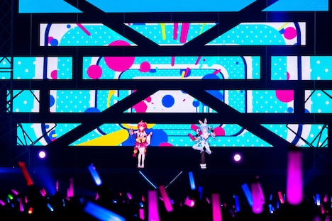 さくらみこ、兎田ぺこらのステージの様子。