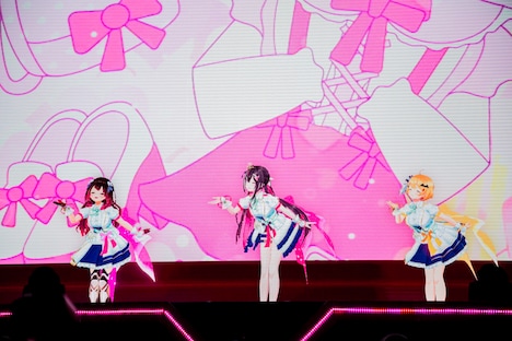 左からロボ子さん、AZKi、夜空メル。