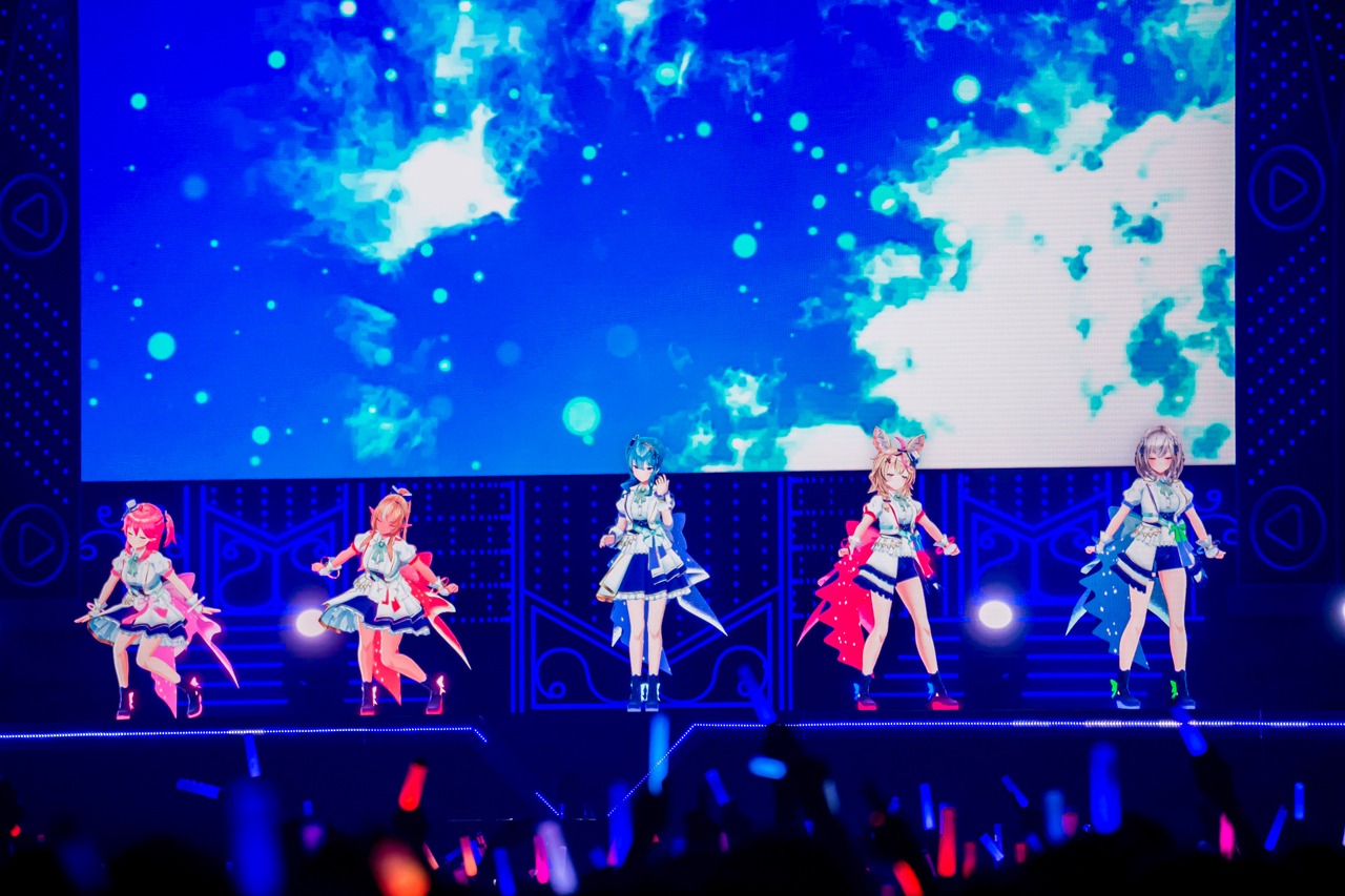 左からさくらみこ、不知火フレア、星街すいせい、尾丸ポルカ、白銀ノエル。