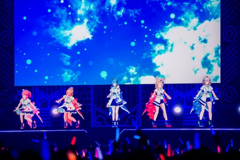 左からさくらみこ、不知火フレア、星街すいせい、尾丸ポルカ、白銀ノエル。