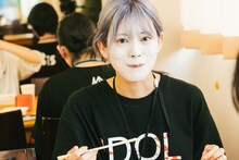 1カ月間の白塗り生活を始めたナオ・オブ・ナオ（豆柴の大群）。