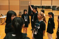 6日目 夜のパフォーマンス審査に向けた対戦カード決めの様子。