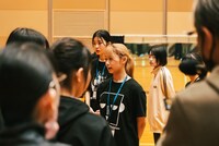 6日目 夜のパフォーマンス審査に向けた対戦カード決めの様子。