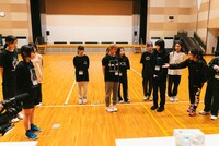 6日目 夜のパフォーマンス審査に向けた対戦カード決めの様子。