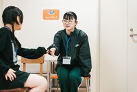 左からレオナイクスワイズ、マジヤスメ・アツコ。