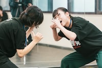 左からイャン・GP・マイカ、マジヤスメ・アツコ。