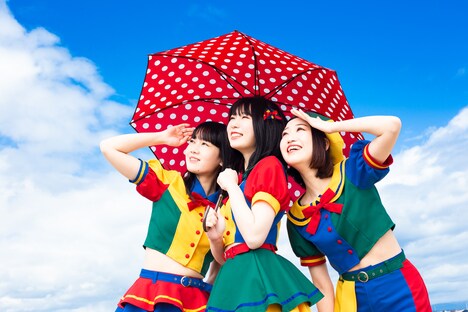 11月に解散したばっぷる。左から鈴木花純、ひろか、牛山もも。
