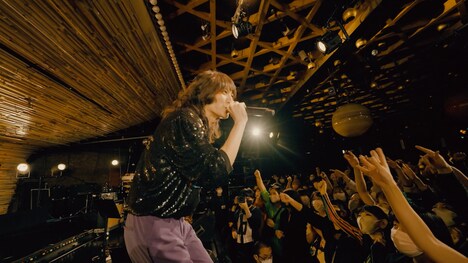 ドレスコーズ「やりすぎた天使」ライブ映像のワンシーン。