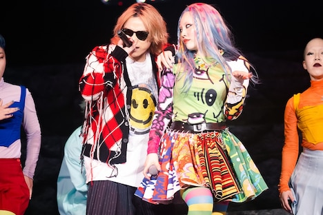 左からSKY-HI、ちゃんみな。(撮影:田中聖太郎)