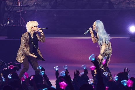 左からASH ISLAND 、ちゃんみな。(撮影:山内洋枝)