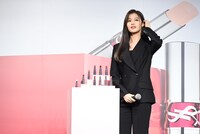 髪を耳にかけるSANA（TWICE）。