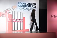 退場するSANA（TWICE）。