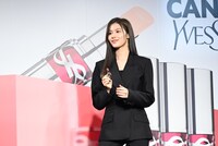 フォトコールに臨むSANA（TWICE）。