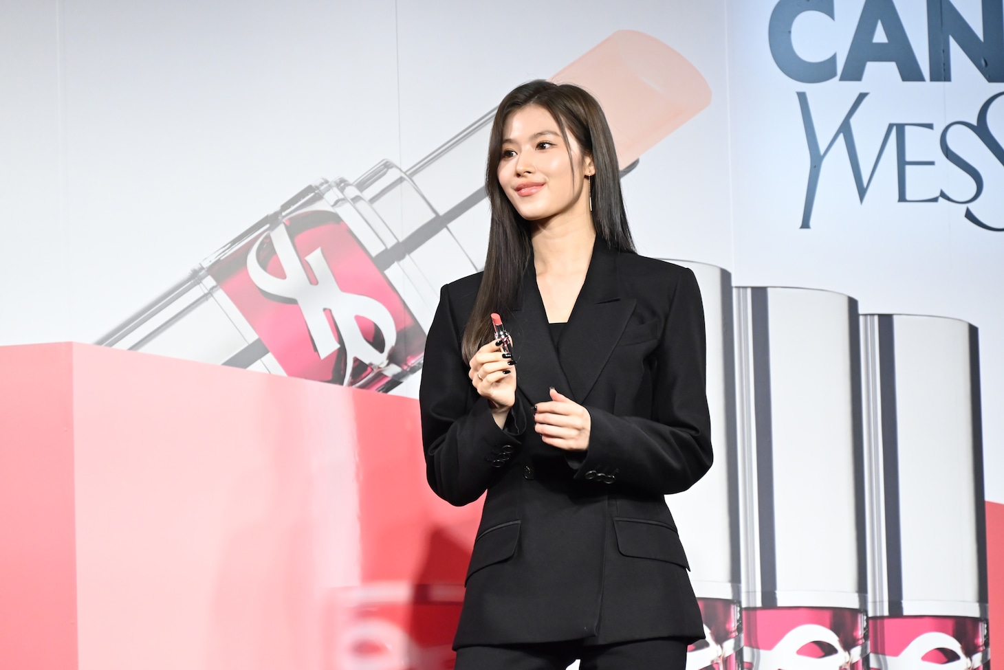 フォトコールに臨むSANA（TWICE）。