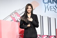 お辞儀をしたあとのSANA（TWICE）。