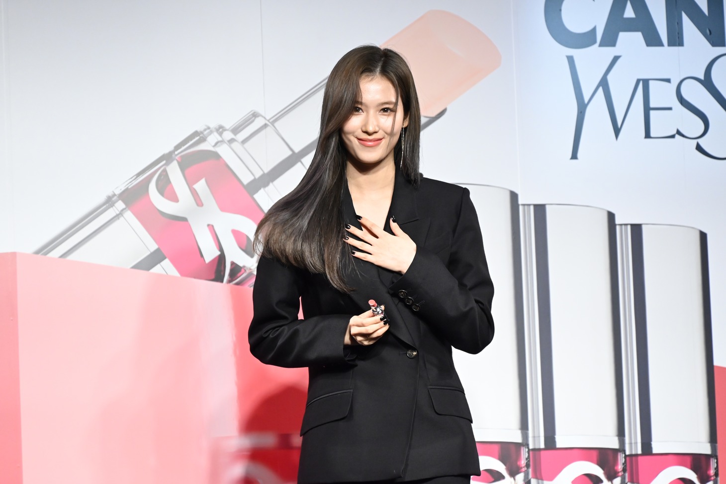 お辞儀をしたあとのSANA（TWICE）。