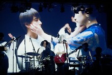 tonari no Hanakoメジャーデビュー記念ライブ「春めく花葬」より。（Photo by Rocky）