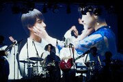tonari no Hanakoメジャーデビュー記念ライブ「春めく花葬」より。(Photo by Rocky)