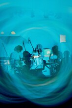 tonari no Hanakoメジャーデビュー記念ライブ「春めく花葬」より。（Photo by Rocky）