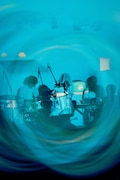 tonari no Hanakoメジャーデビュー記念ライブ「春めく花葬」より。(Photo by Rocky)