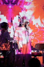 tonari no Hanakoメジャーデビュー記念ライブ「春めく花葬」より。（Photo by Rocky）