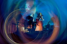 tonari no Hanakoメジャーデビュー記念ライブ「春めく花葬」より。（Photo by Rocky）