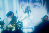 tonari no Hanakoメジャーデビュー記念ライブ「春めく花葬」より。（Photo by Rocky）