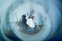 tonari no Hanakoメジャーデビュー記念ライブ「春めく花葬」より。（Photo by Rocky）