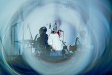 tonari no Hanakoメジャーデビュー記念ライブ「春めく花葬」より。（Photo by Rocky）