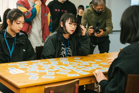 左からノノ3、マジヤスメ・アツコ。