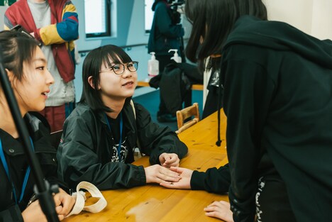 マジヤスメ・アツコ（写真中央）