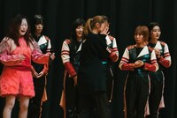 hitorikko（写真中央）のBiS加入に泣くトギー（写真左端）。