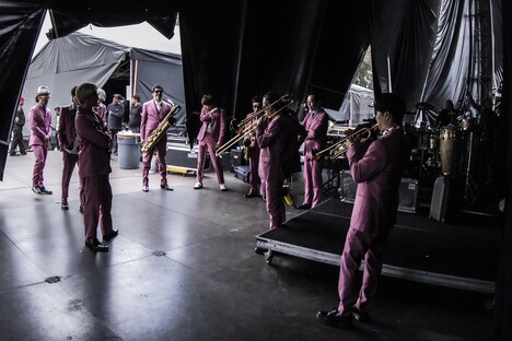 東京スカパラダイスオーケストラとハナレグミ。（Photo by Elfego Becerra Photography）