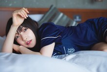 大園玲「櫻坂46 大園玲 1st写真集 半分光、半分影」より。（撮影：Takeo Dec.）