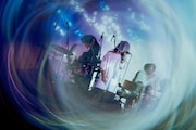 tonari no Hanakoメジャーデビュー記念ライブ「春めく花葬」より。(Photo by Rocky)