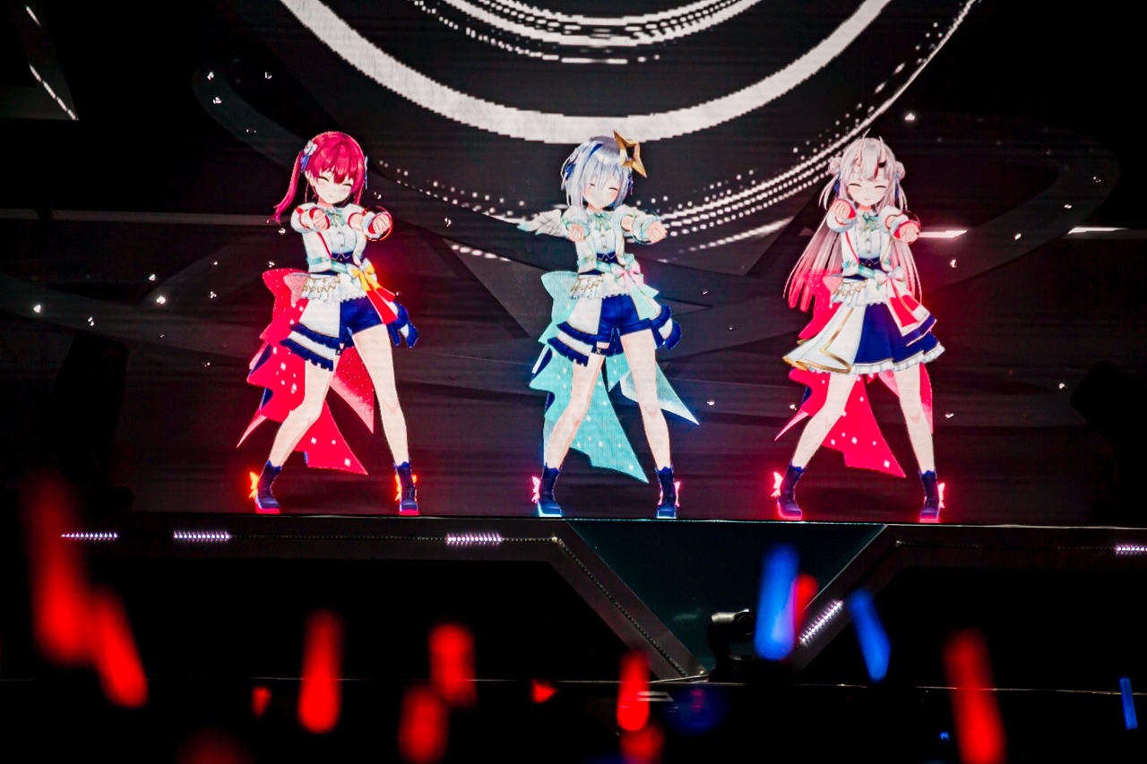 左から宝鐘マリン、天音かなた、百鬼あやめ。