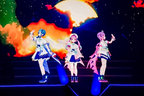 左から星街すいせい、湊あくあ、常闇トワ。