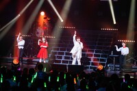 ウーリャ（左から2人目）とオーイシマサヨシ（右から2人目）。