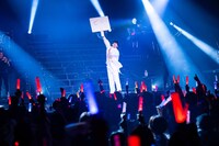 「ドラゴンエネルギー」を歌うオーイシマサヨシ。