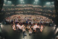 「オーイシマサヨシ ワンマンライブ 2023」終演後の記念撮影。