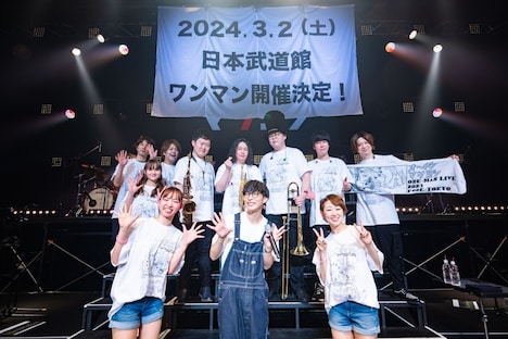 「オーイシマサヨシ ワンマンライブ 2023」バンドメンバーとオーイシマサヨシ。