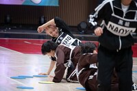 「リバーシ」で戦う吉澤要人（原因は自分にある。 / 手前）とHAYATO（ONE N' ONLY / 奥）。（撮影：深野輝美）